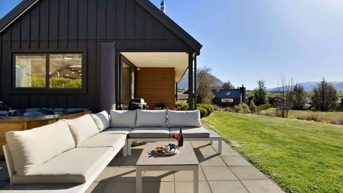 Kawarau Falls House | Urban Elegance Summar