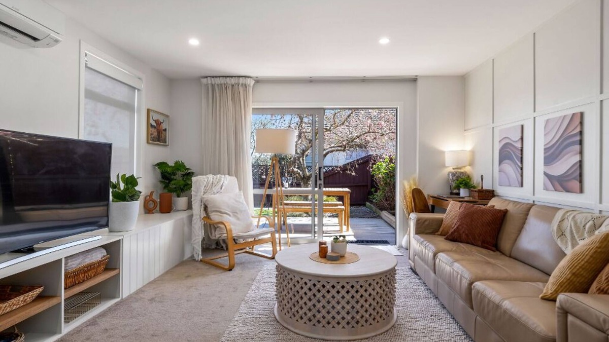 Linwood House | Urban Escape: Central, Cosy, Romantic + Free Parking