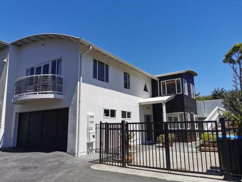 Three Kings House | Urban Retreat 4BR - Private Central Spacious Family-friendly