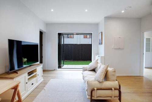 Greenlane - Ellerslie House | Urban Vogue Escape with Parking and Air-con
