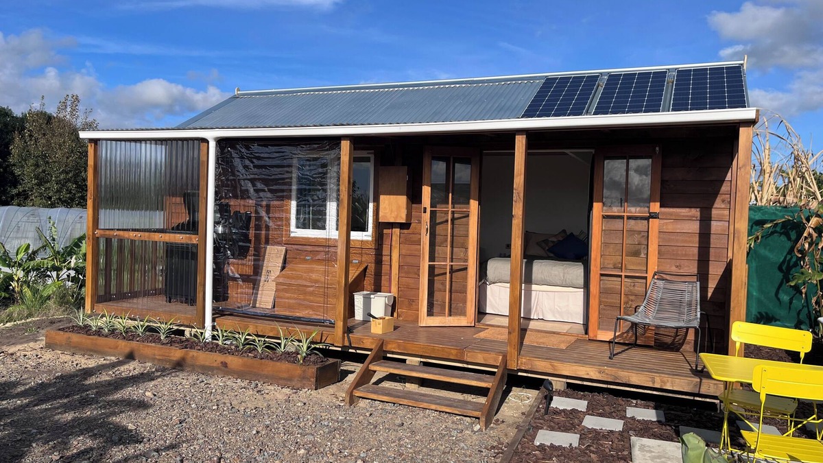 Waipu Cabin | Uretiti Paradise - cozy off-grid cabin in tropical fruit farm by the beach