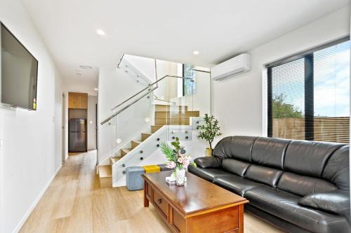 Mangere House | Ventura Haven Townhouse with Parking and Patio