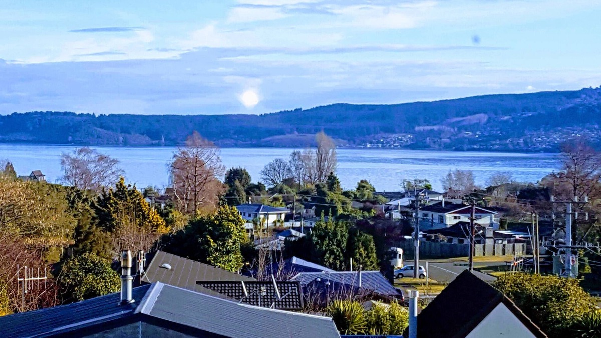 Taupo House | Very spacious bach style, 6 bedrooms, 4 bathrooms, with fabulous views of lake