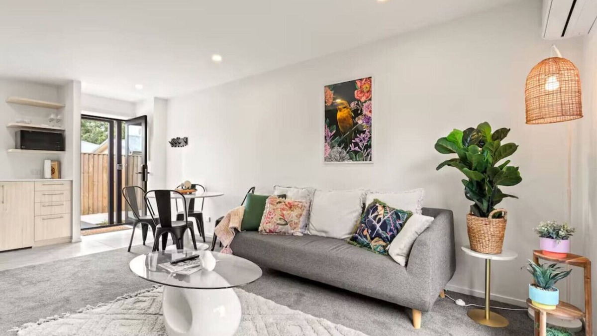 Henderson House | Vibrant 2 bed Henderson Abode