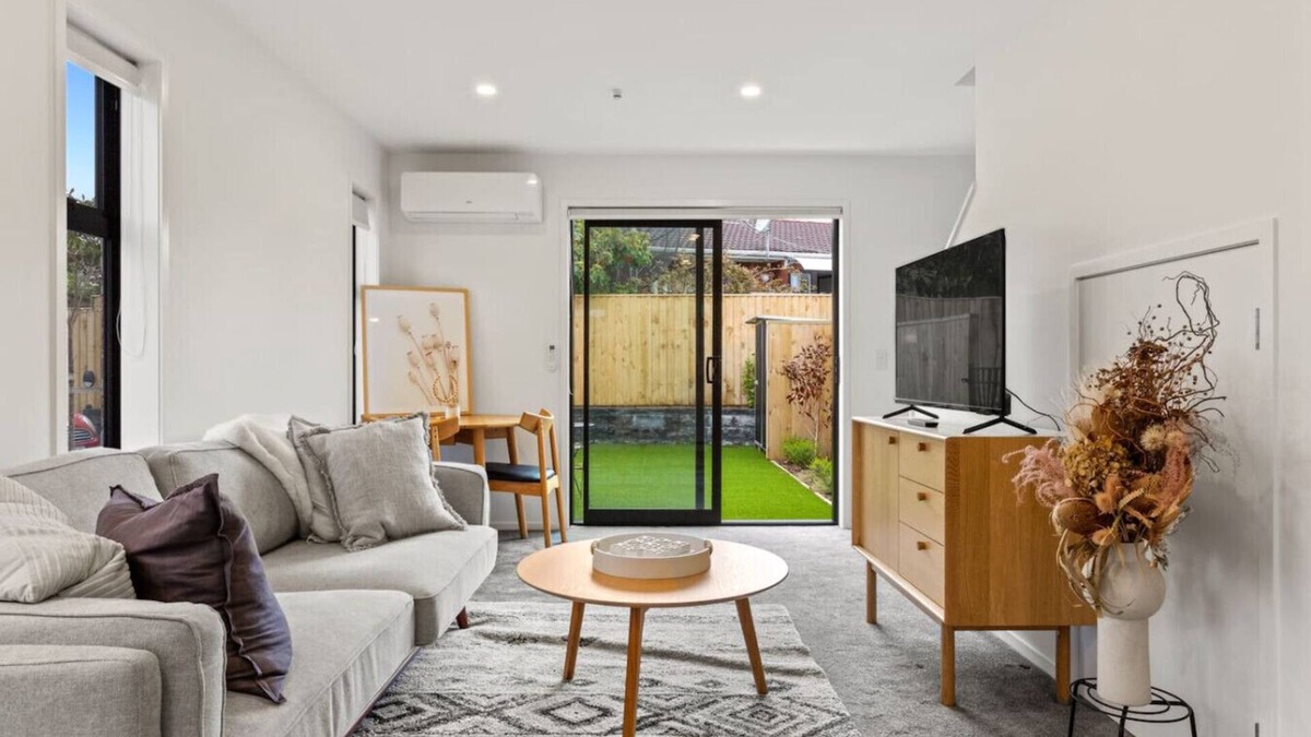 Te Atatu Peninsula House | Vibrant and Homey Townhouse