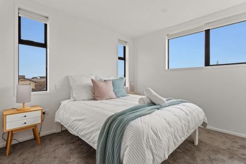 Te Atatu Peninsula House | Vibrant and Homey Townhouse
