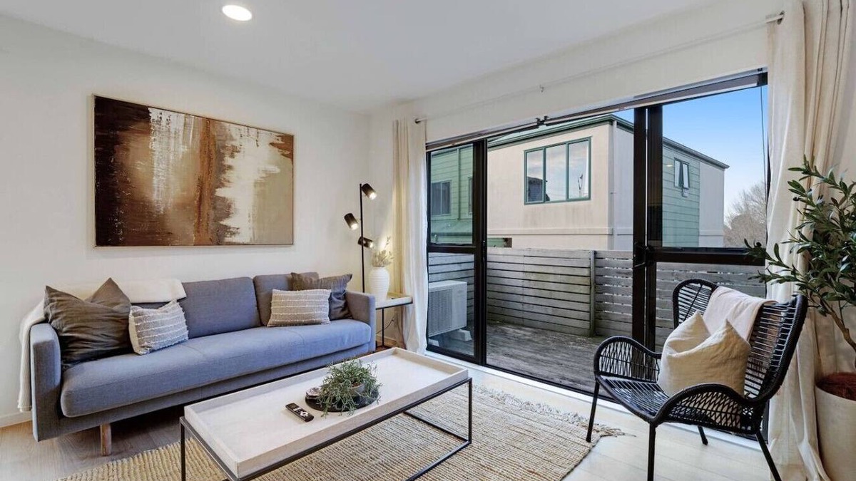 Papatoetoe Villa | Vibrant Family 2BR Townhouse with Air-Con and Deck