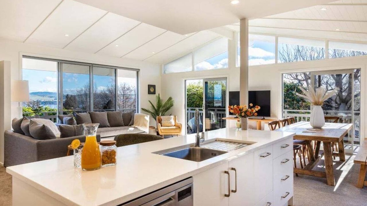 Hilltop House | Views on Beachman - pet friendly with lake views
