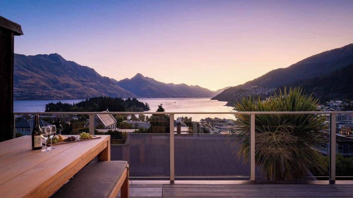Queenstown City Centre Apartment | Villa Habeke | Lake Views, Gas Fire, A/C, BBQ