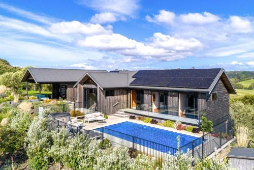 Onetangi Villa | Villa Obsidian including Obsidian Yurts by Waiheke Pure