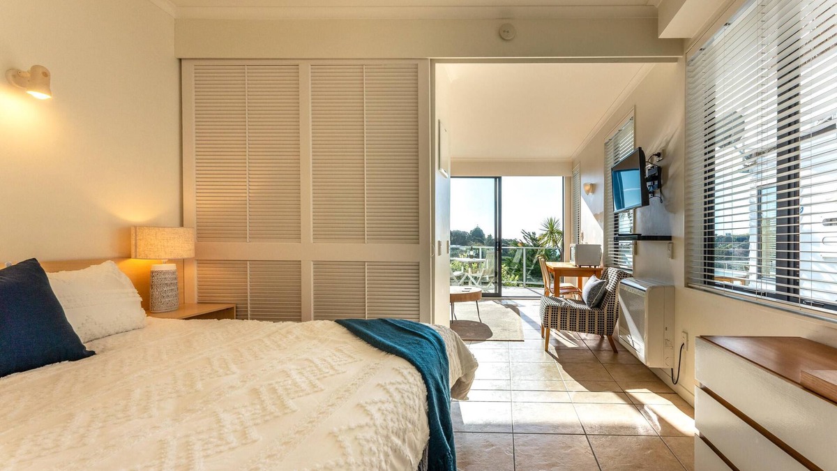Palm Beach Apartment | Villa Sapphire - Villa Sapphire is a neat and tidy 1 bedroom, 1 bathroom holiday accommodation located within the Waiheke Island Resort in Palm Beach. The Villa is bright and fresh and very well equipped with everything you may require in order to ha