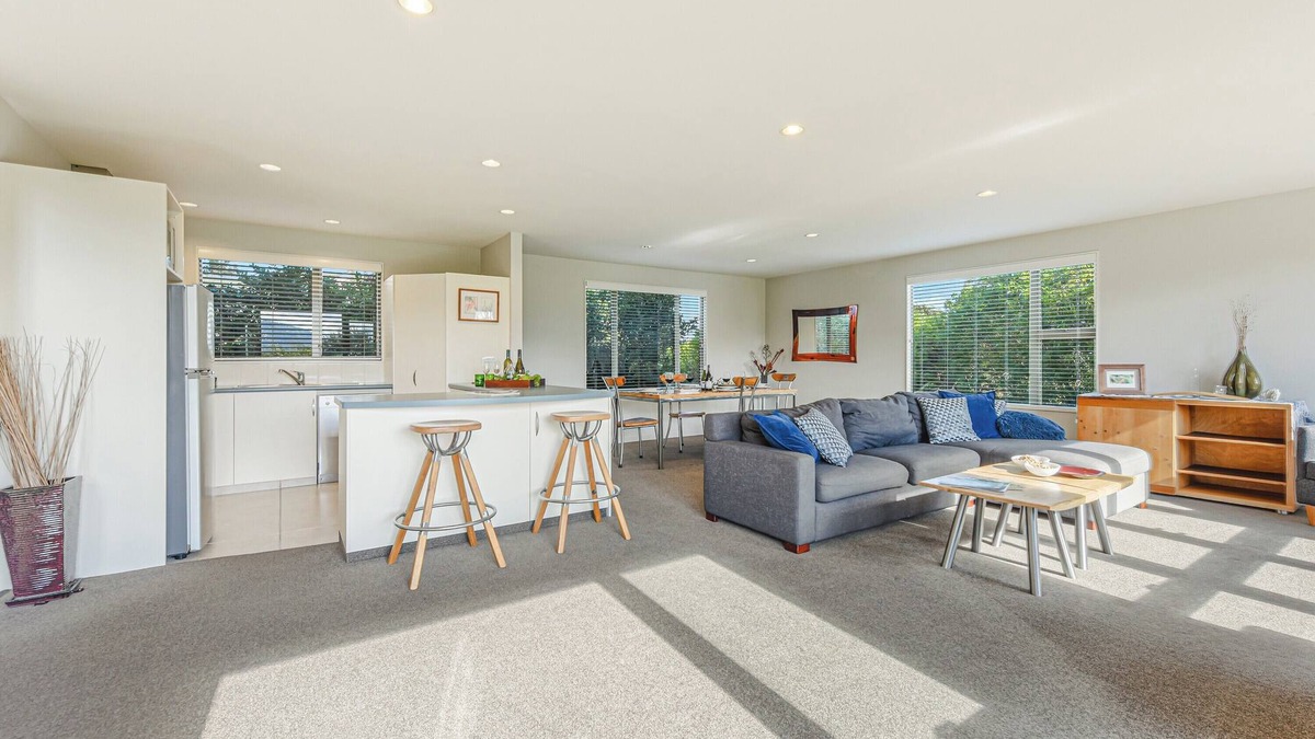 Renwick House | Vineyard View - Blenheim Holiday Home