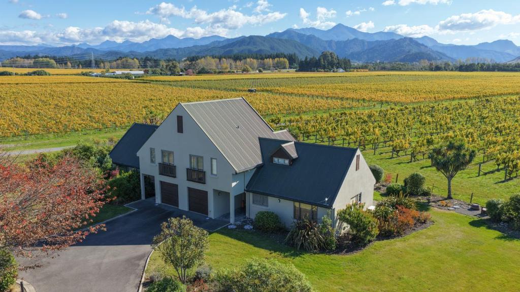 Renwick House | Vineyard View - Blenheim Holiday Home
