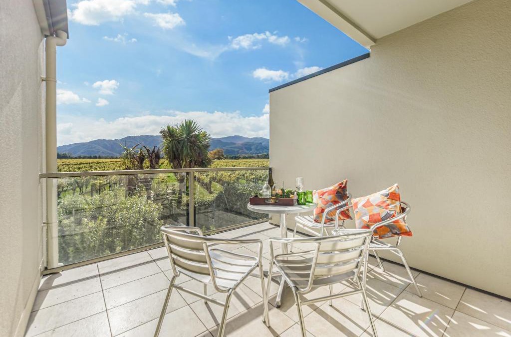 Renwick House | Vineyard View - Blenheim Holiday Home