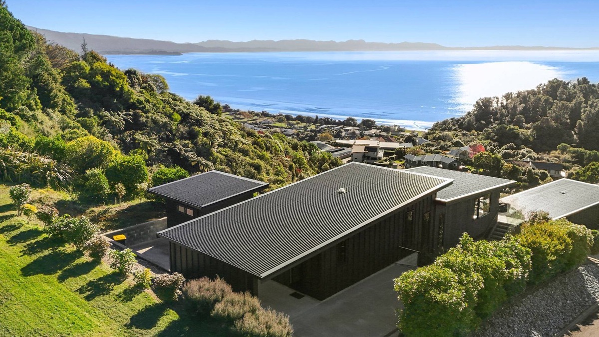 Pohara House | Vista al Mar Summary: