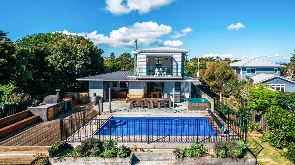 Waiheke Island House | VISTA ON HAURAKI ESTATE - large family friendly property with pool