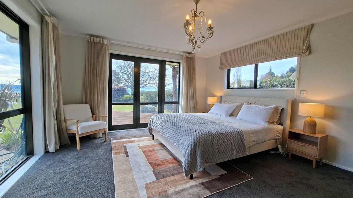 Kawaha Point House | Wai Ata Lakeside Retreat - Holiday Home