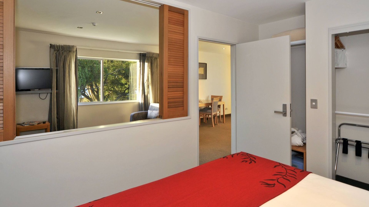 Holdens Bay Hotel | Wai Ora Lakeside Spa Resort