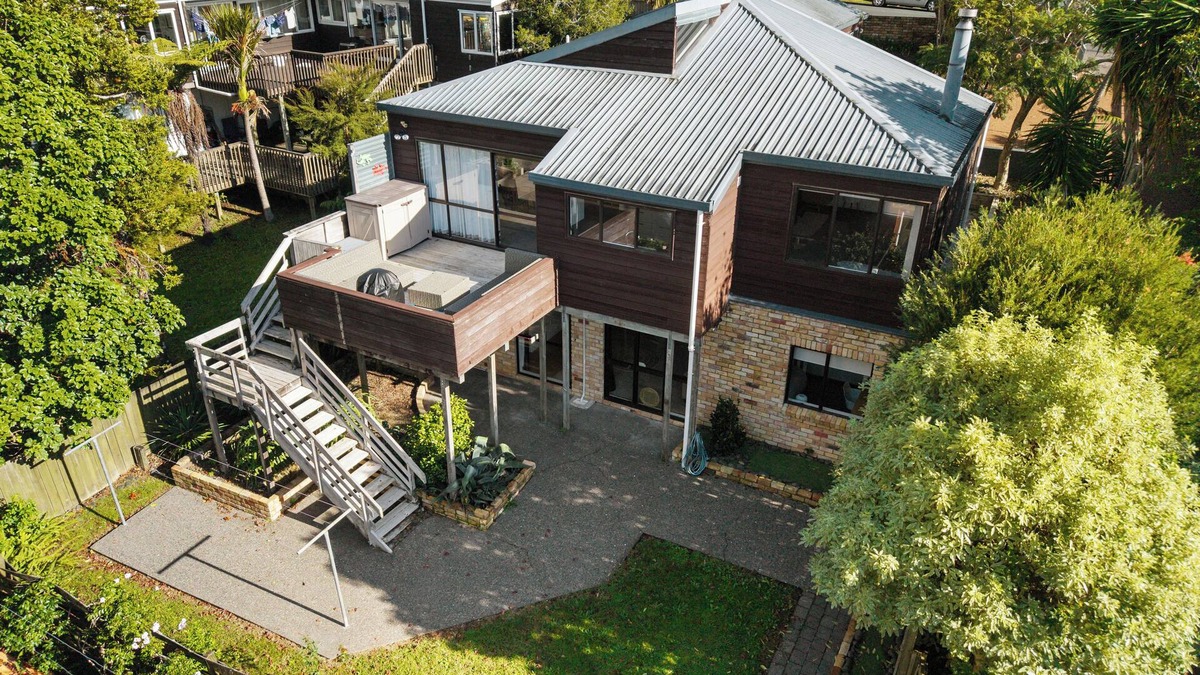 Torbay House | Waiake Family Retreat - Auckland Holiday Home