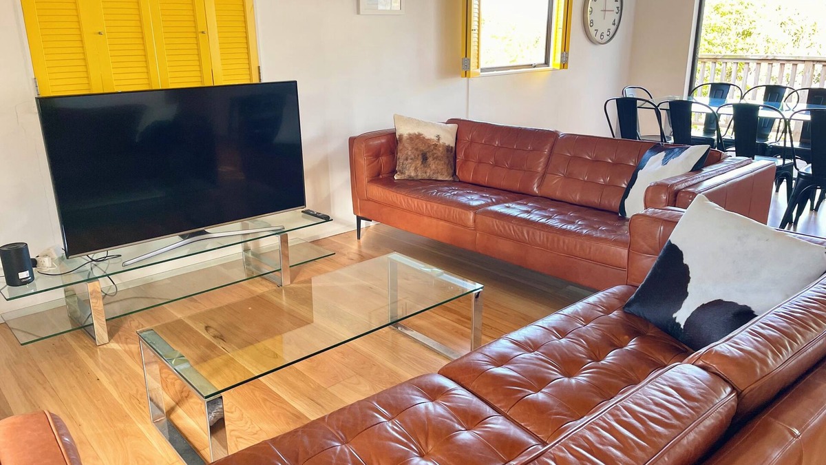 Oneroa House | Waiheke Island Oneroa Great location close to wedding venues & village Sleeps 10