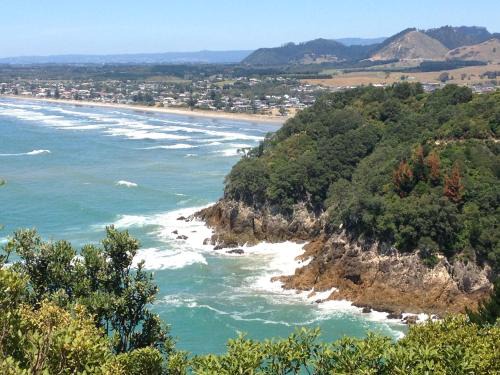 Athenree House | Waihi Beach Getaway-Studio, Ensuite & Private Deck