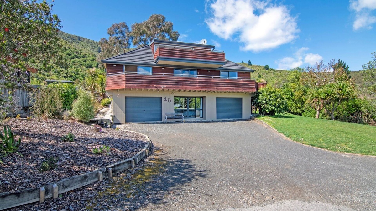 Waikawa Bay House | Waimarama Hideaway - Waikawa Holiday Home