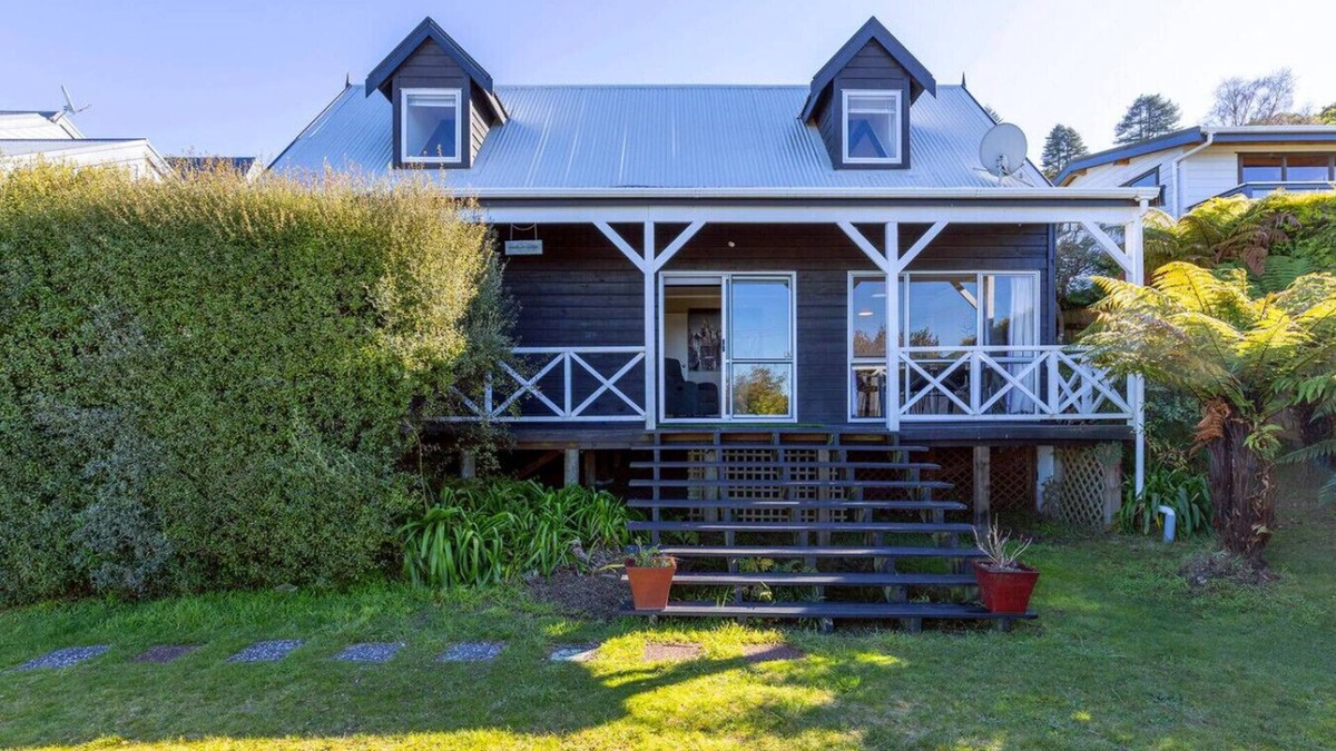 Acacia Bay House | Wakeman Cottage - Cozy Acacia Bay Getaway with Lake Taupo Views