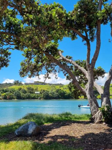 Doubtless Bay House | Walk to the beach