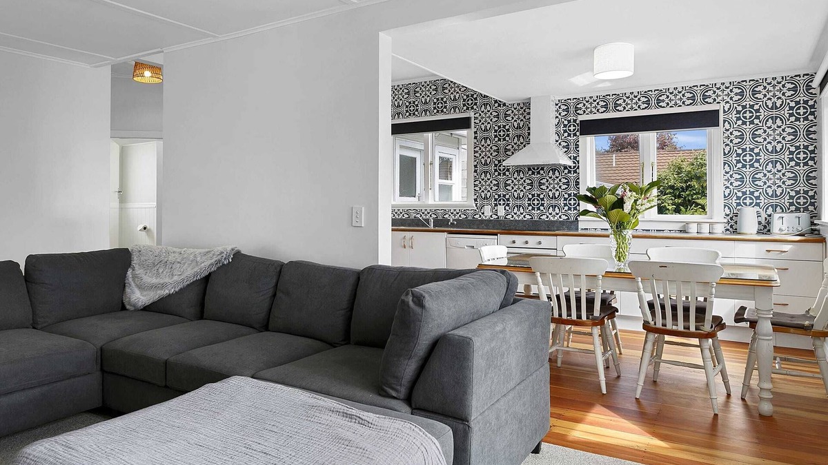 Taupo House | Walk to the Lake & Town