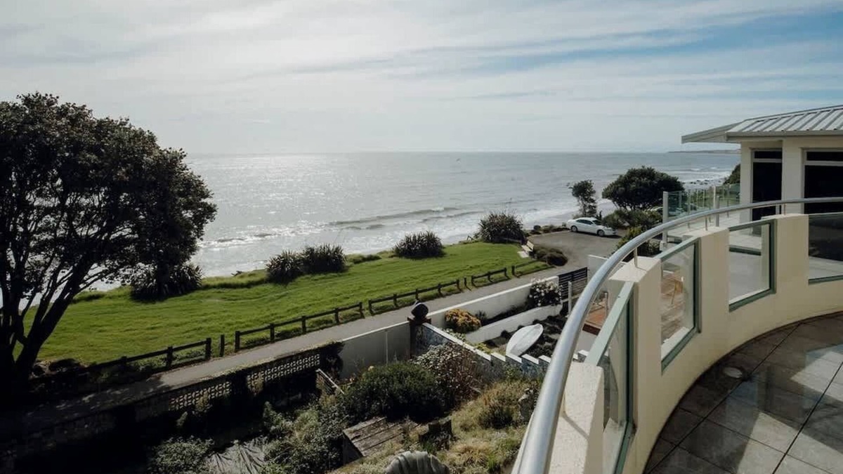 Bell Block House | Wanaka Beachouse - stay next to the sand