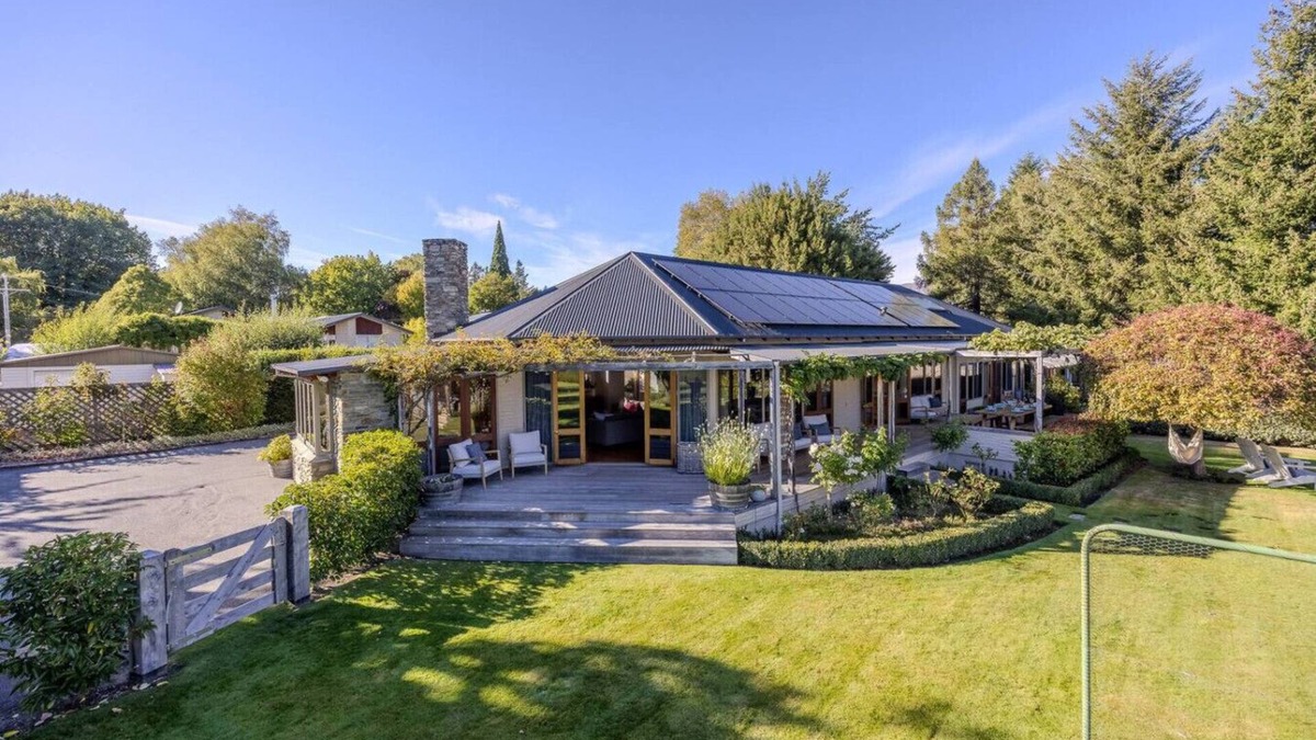 Wanaka House | Wanaka Lakeside Serenity at Eely Point with Pool