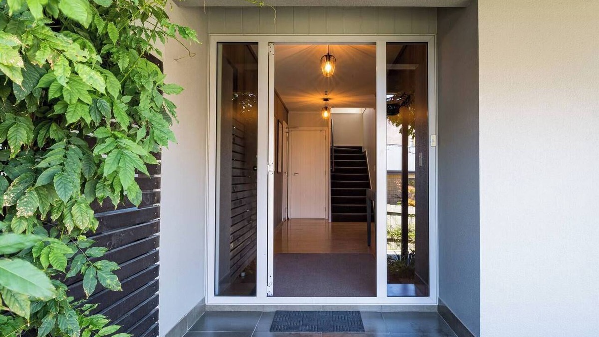 Wanaka House | Wanaka 'Mount Iron Edge' with Mountain Views