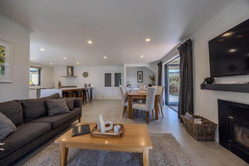Wanaka House | Wanaka Retreat - 5BR Family Home - Walk to Lake, Town & Cafes In Minutes