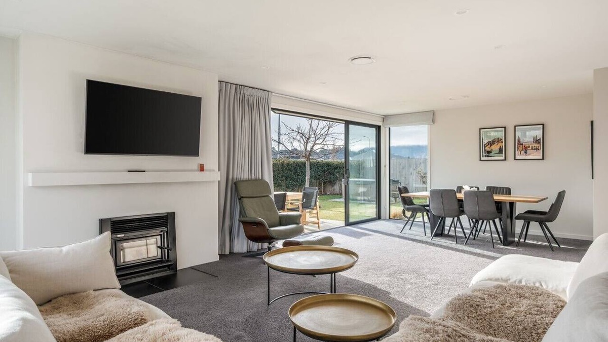 Lake Hawea House | Warm & Cosy | Pool Table | Idyllic Location At Lake Hawea