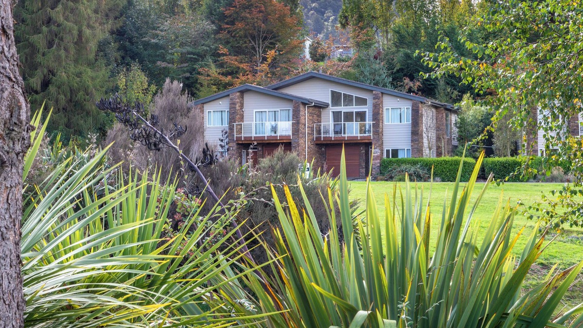 Ohakune House | Warm, spacious & modern Ohakune retreat - private outdoor spa pool, free wifi