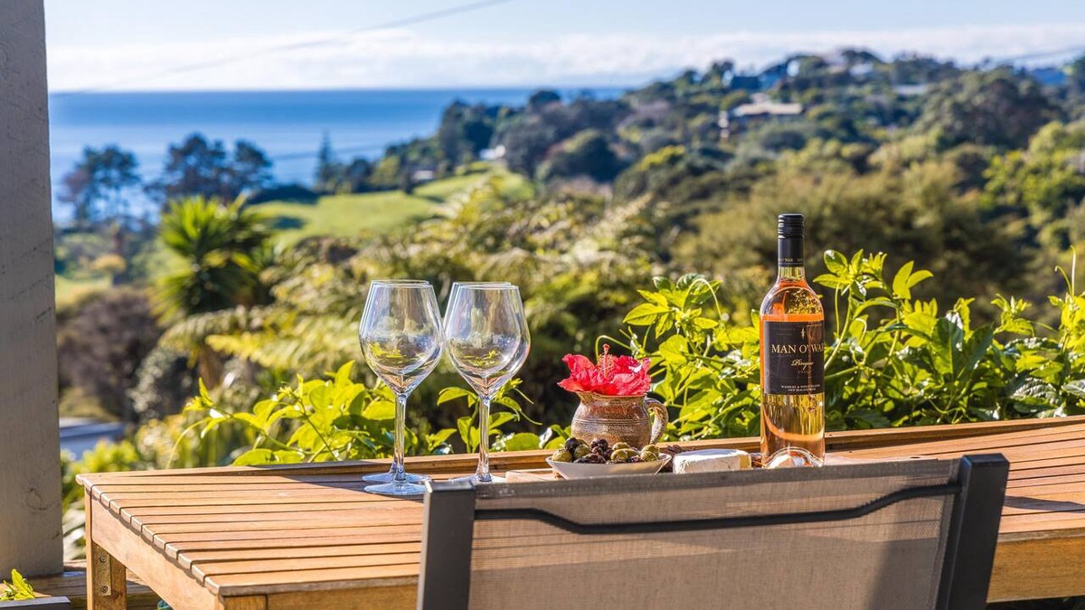 Onetangi Cottage | Warm & wecloming three-bedroom, two-bathroom holiday home with sea views.