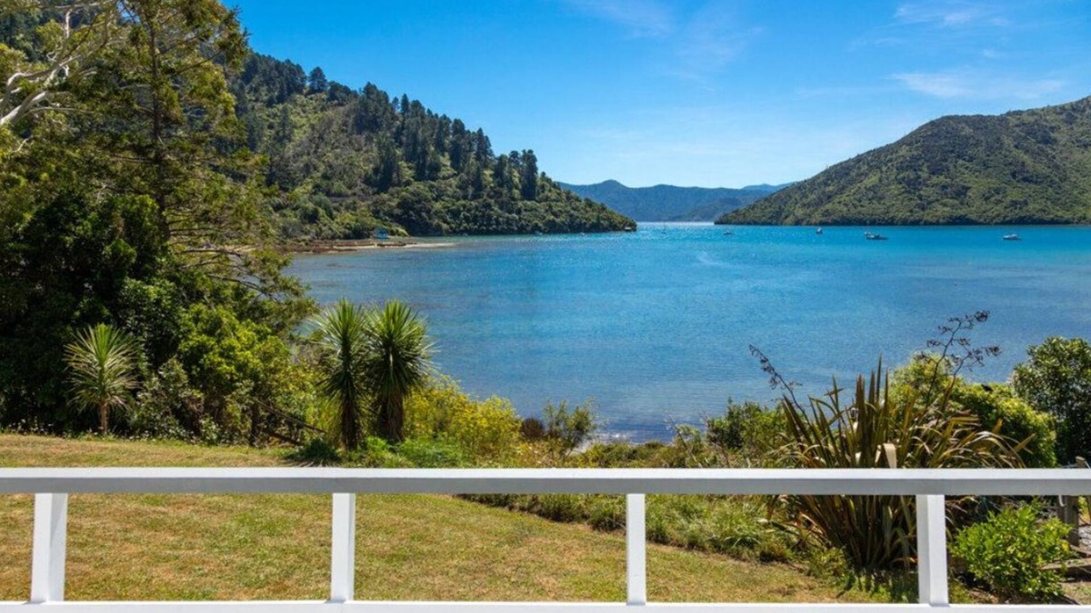 Whatamango Bay House | Waterfront Bach | Deck, Kayaks & Pool Table | 15min drive from Picton