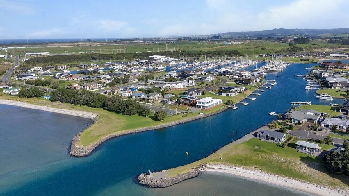 One Tree Point House | Waterfront Base with Private Pontoon and Kayaks