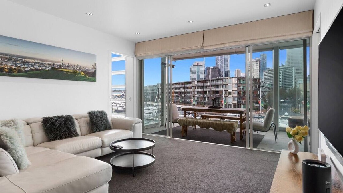 Auckland Central Business District Apartment | Waterfront Marina Retreat – Pool, Gym & Parking