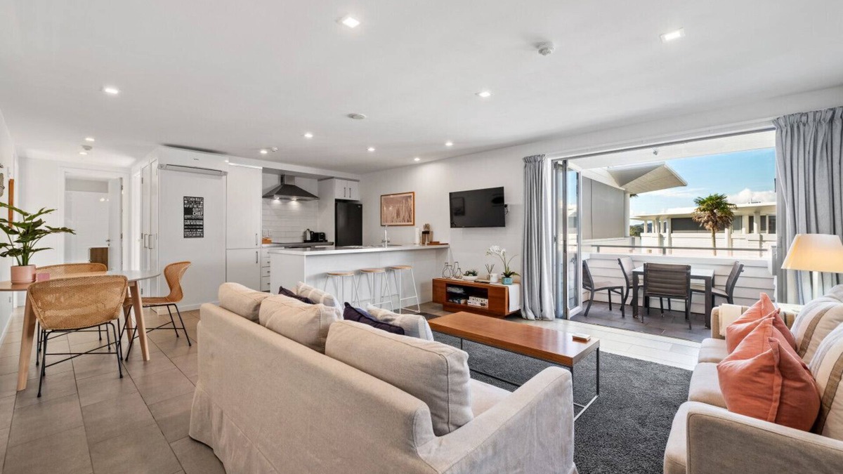 Paihia Apartment | Waterfront Paihia Apartment with Pool.