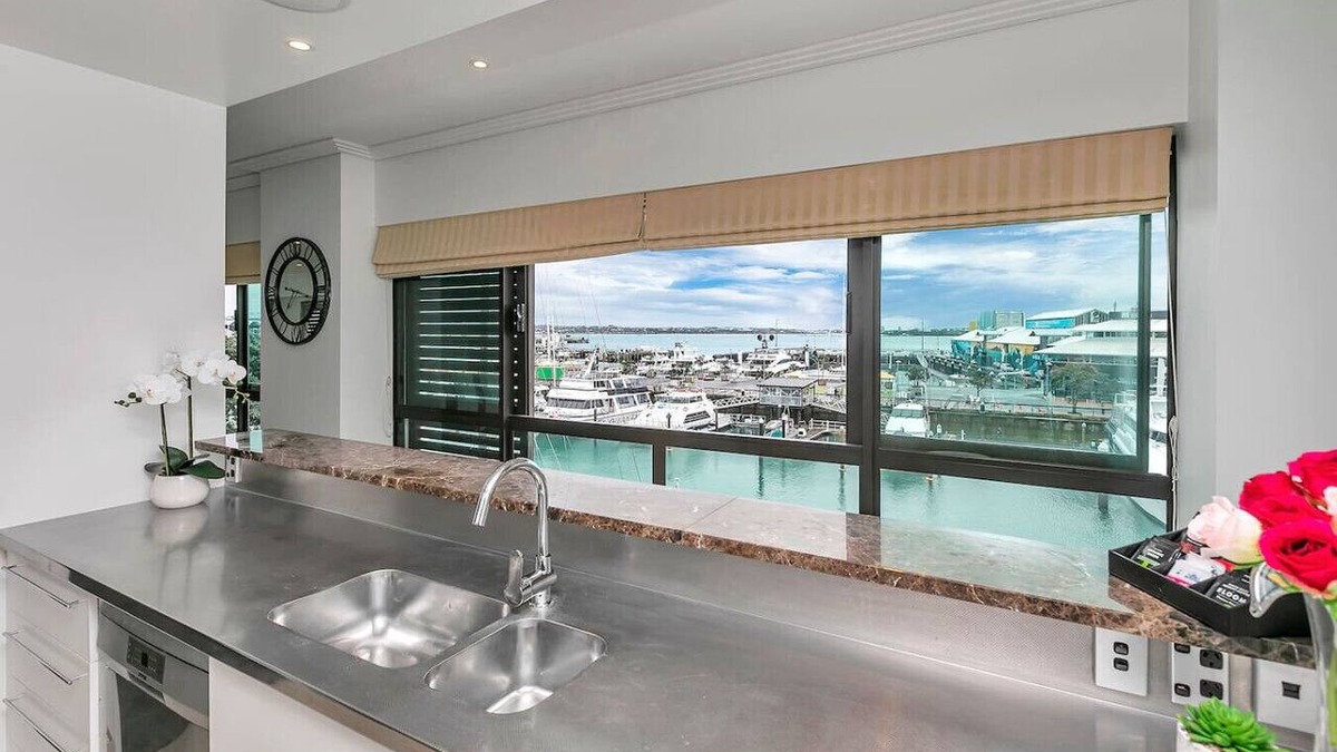 Auckland Central Business District Apartment | Waterfront Wonder + CP!