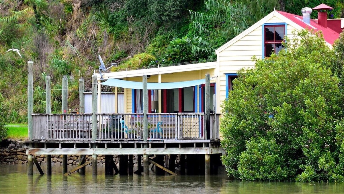 Kohukohu House | WATERLINE ~ Absolutely Waterfront!