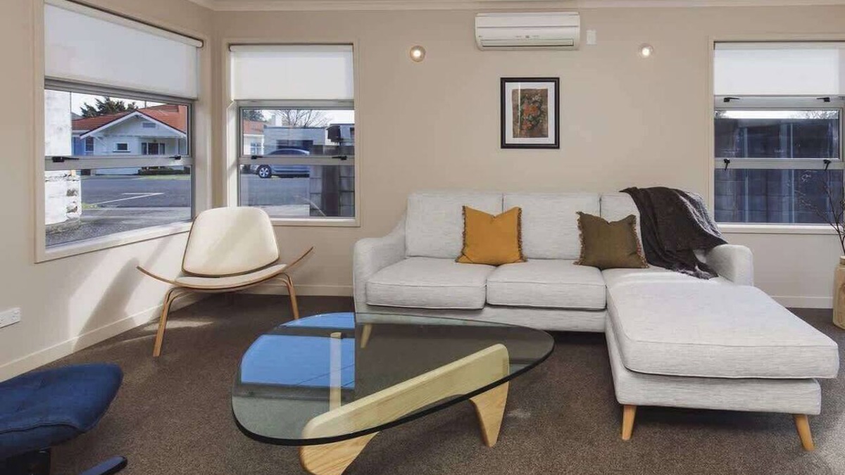 New Plymouth Apartment | Welcome to a unique townhouse close to city centre and Pukekura Park