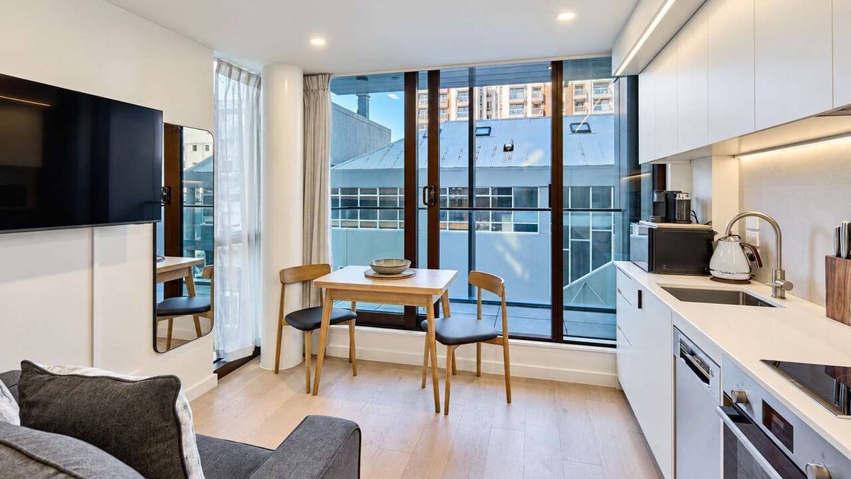 Te Aro Apartment | Wellington City Stay - 1BR with Pool & Gym