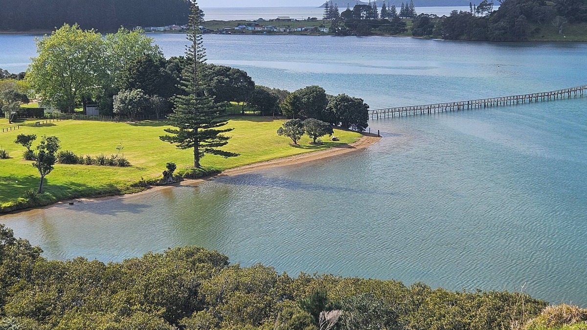Whananaki House | Whananaki Estuary Retreat,private estuary access,spacious yard for boats+camping