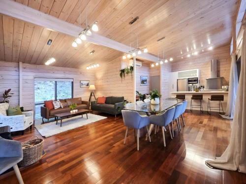Kinloch House | Whare Puwaha - River Mouth House