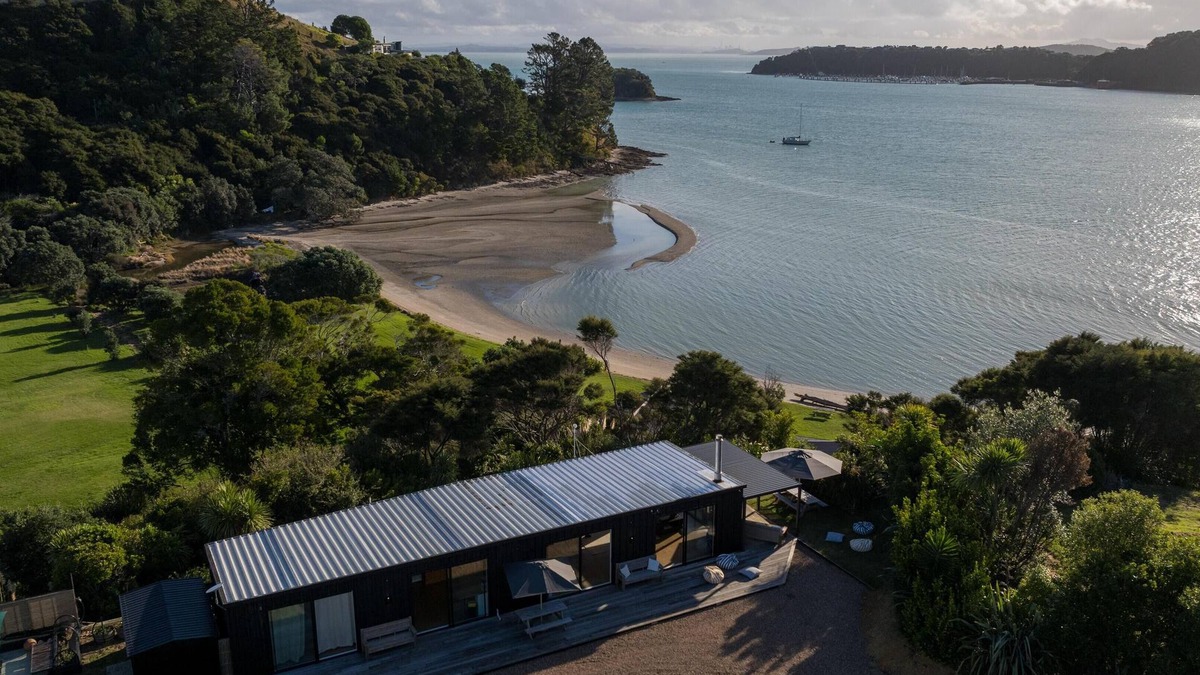 Omiha House | Wharetana Bay Villa - Wharetana Bay Villa is a luxury one-bedroom, one-bathroom villa with an attached one-bedroom, one-bathroom sleepout making the property perfect for two couples or small family groups.