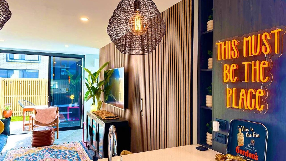 Addington House | Whistle Stop with courtyard and free parking in Christchurch