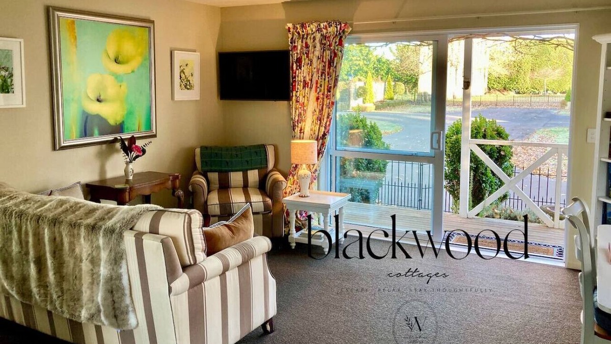 Lincoln Cottage | `Willowtree` : Where Time Slows & Nature Sings`