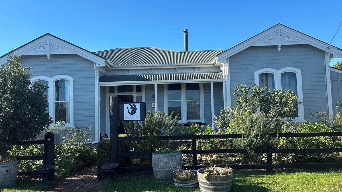 Martinborough Cabin | WINTER RETREAT WITH FIREPLACE, SPA POOL AND CHEFS KITCHEN 450M FROM THE SQUARE!